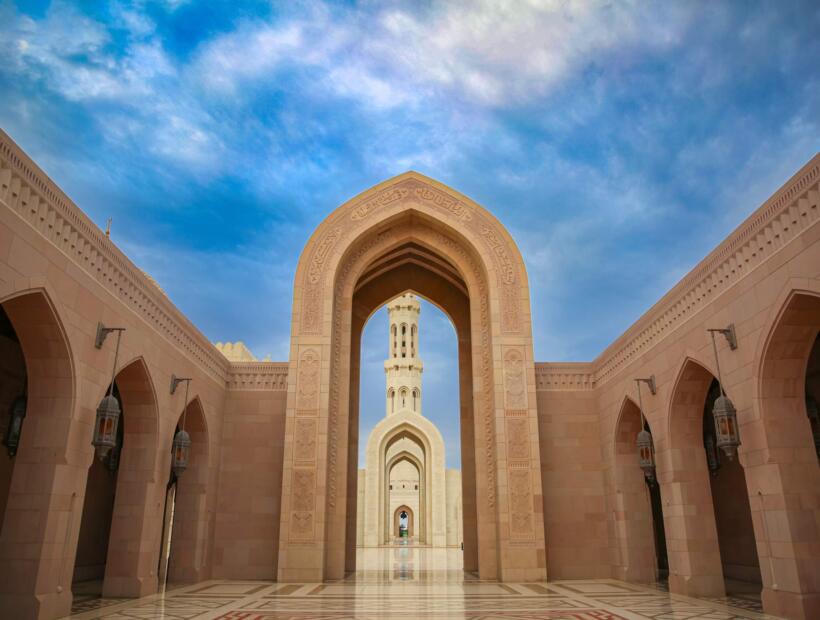 Co wpływa na długość lotu do Omanu?